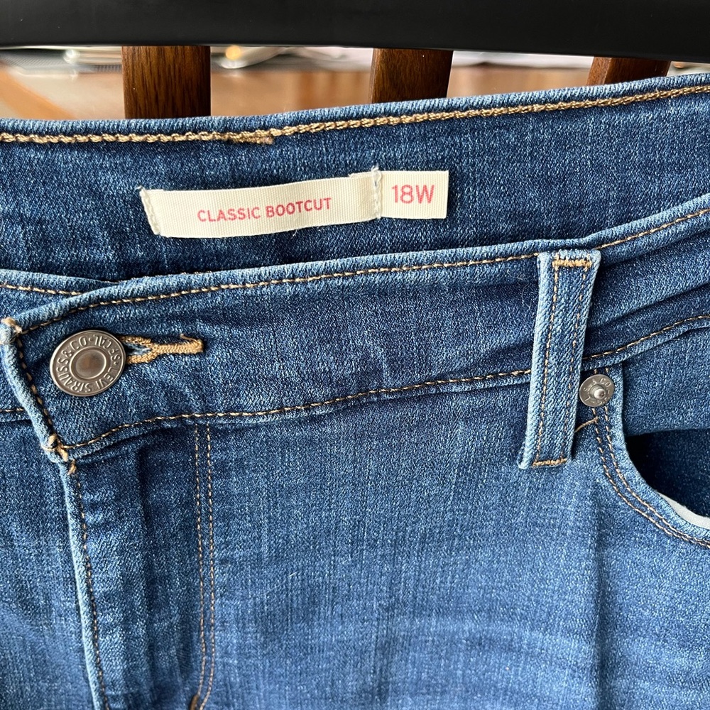 Levi’s Classic Bootcut in medium blue wash! Size 18W! Great condition! - Picture 3 of 12